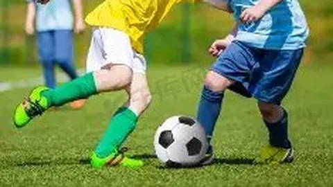 “399元「向上社交课」引热议，资本力捧下明星纷纷传授打工人“处世之道”？”